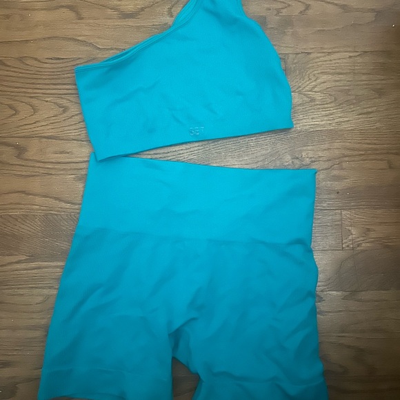 One-Shoulder Sculptflex Ribbed Set - Picture 2 of 5